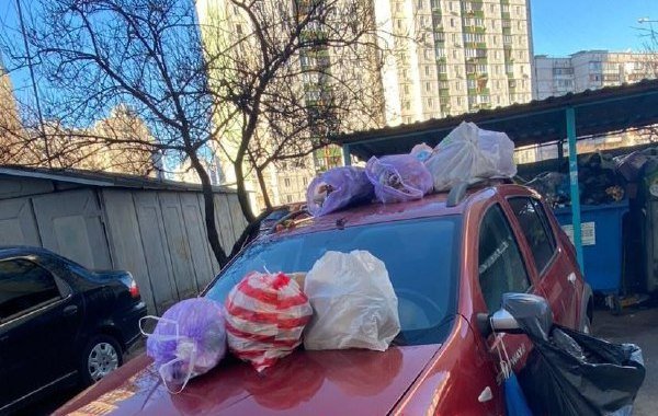 В Киеве на Троещине авто “героя парковки” завалили пакетами с мусором (ФОТО)