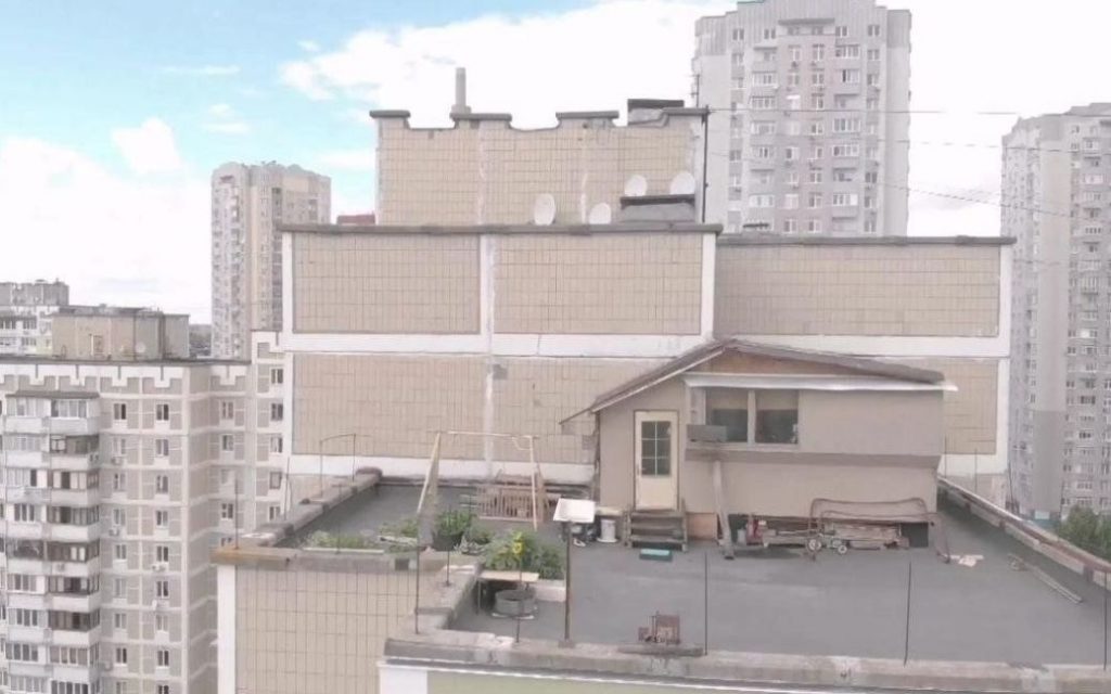 В Киеве нашли необычную дачу с огородом на крыше многоэтажки (ФОТО)