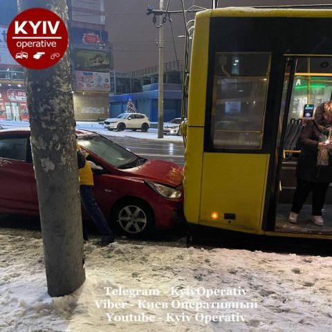 В Киеве троллейбус с пассажирами попал в ДТП (ФОТО)