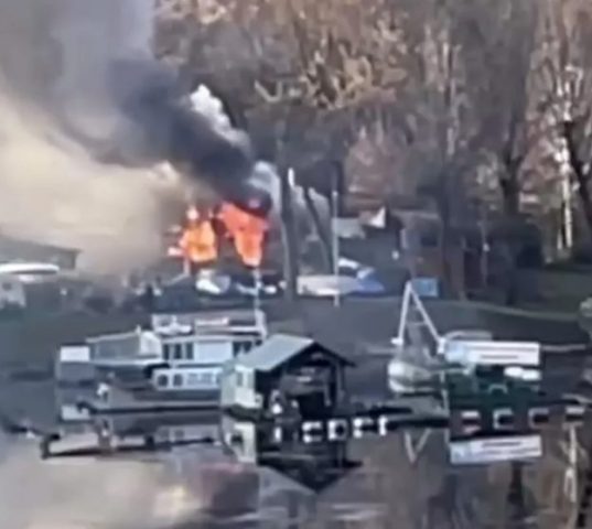 В Киеве на территории яхт-клуба горело здание (ФОТО, ВИДЕО)