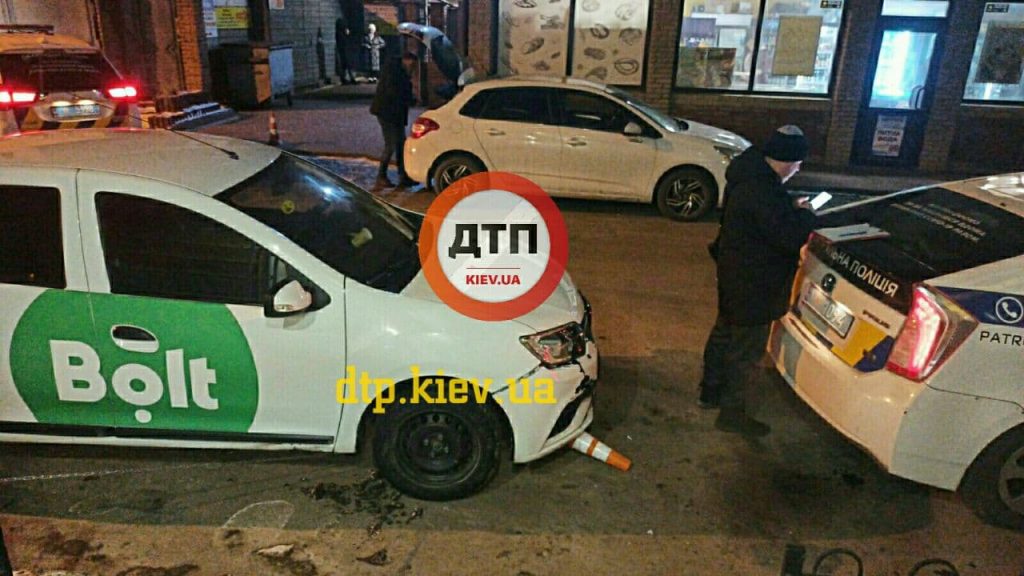 В Киеве пьяный таксист спал за рулем и едва не сбил пешехода (ФОТО)