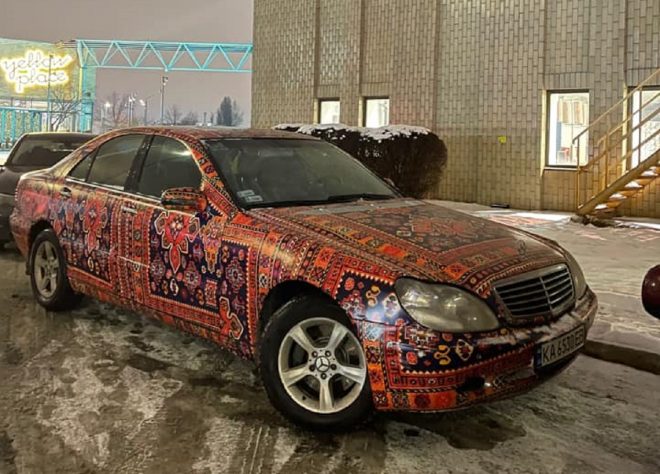Бабушкин ковер: в Киеве заметили Mercedes необычной расцветки (ФОТО)