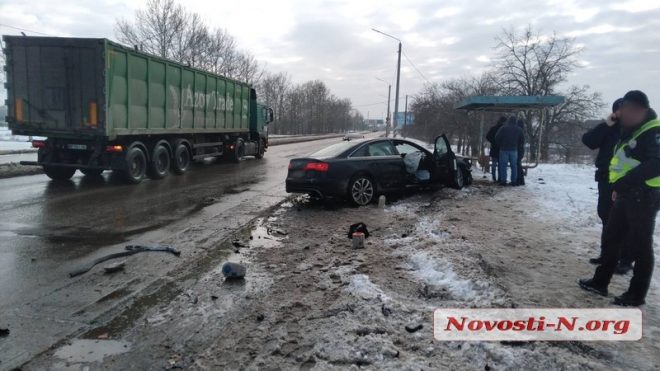 В Николаеве Audi снес электроопору: пострадал пассажир (ФОТО)