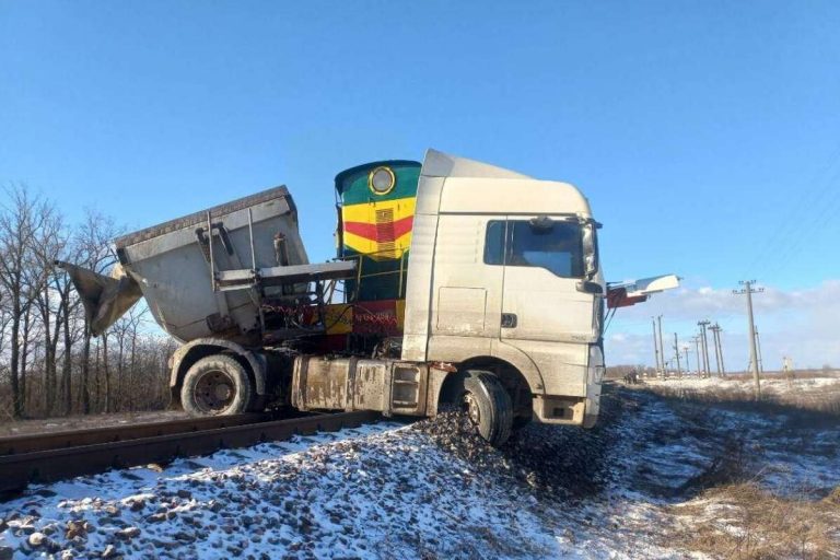 В Николаевской области поезд протаранил грузовик (ФОТО)