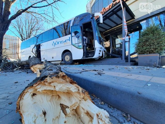 В Одессе автобус с пассажирами протаранил авто, сбил дерево и въехал в магазин (ФОТО, ВИДЕО)