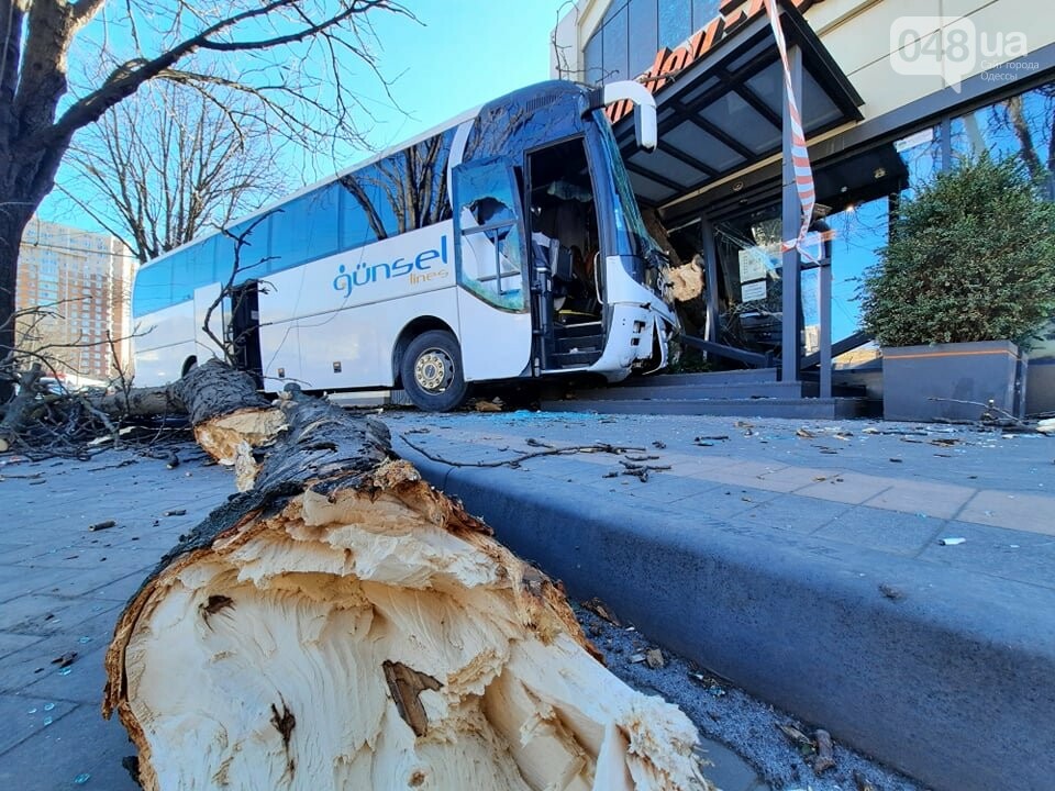В Одессе автобус с пассажирами протаранил авто, сбил дерево и въехал в магазин (ФОТО, ВИДЕО)