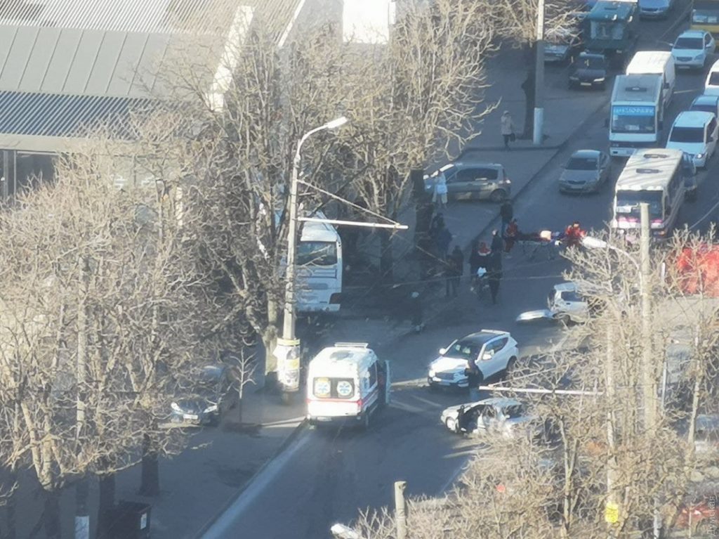 В Одессе автобус зацепил несколько машин и врезался в автосалон Harley-Davidson (ФОТО, ВИДЕО)