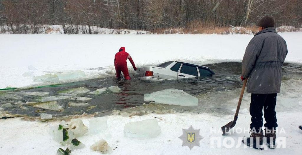 В Полтавской области ВАЗ провалился под лед (ФОТО)