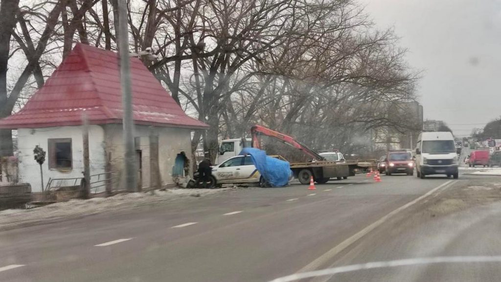 В Тернополе авто патрульных врезалось в собственный блокпост (ФОТО)
