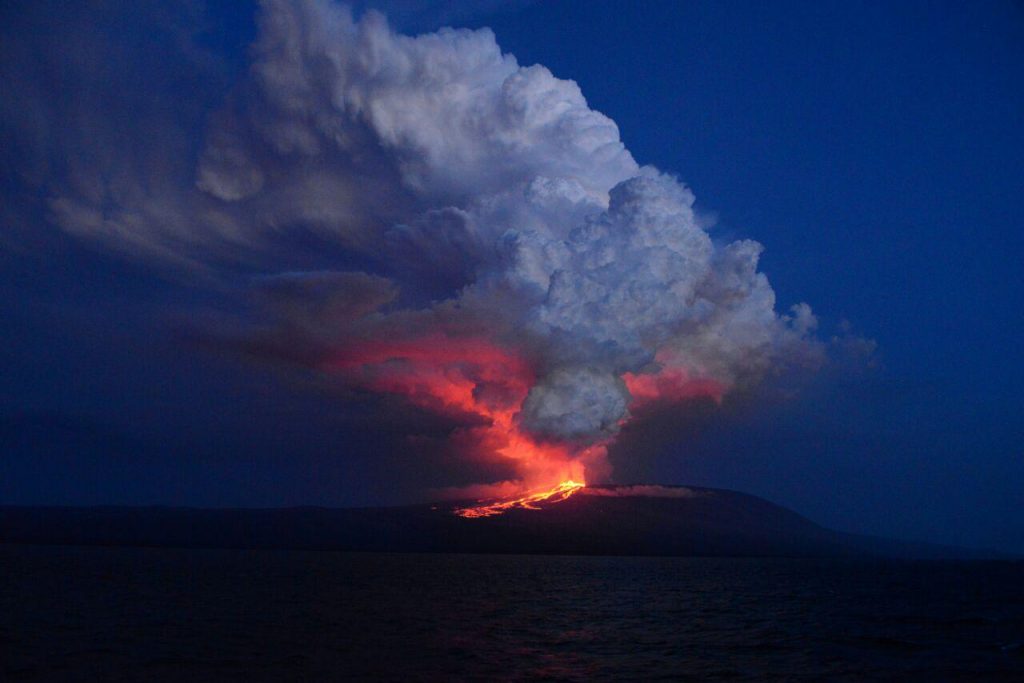 В Тихом океане начал извергаться вулкан Волк (ФОТО, ВИДЕО)