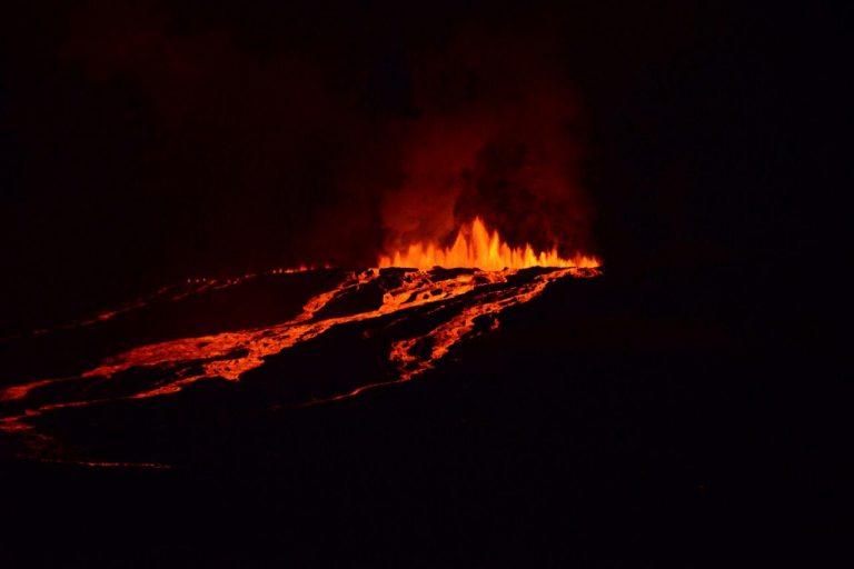 На Гавайях ожидают извержения крупнейшего в мире действующего вулкана: лава может быстро накрыть дома