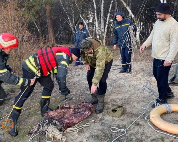 В Запорожской области на канале 4 рыбака провалились под лед (ФОТО)