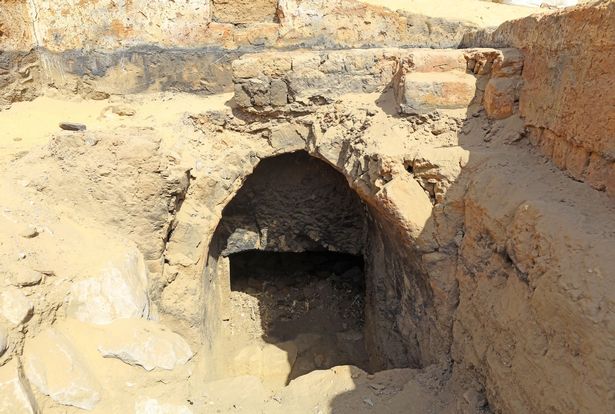В Египте обнаружили семейную гробницу с тридцатью мумиями (ФОТО)