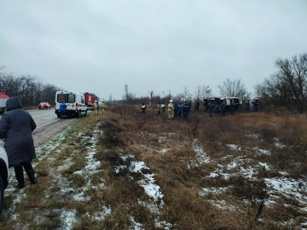 В Крыму перевернулся автобус с людьми: 9 человек госпитализировали (ФОТО)