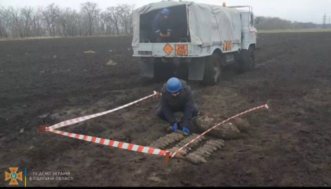 В Одесской области в поле аграрии нашли авиационные бомбы (ВИДЕО)