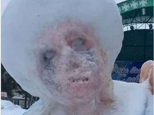 Пользователи соцсетей обсуждают статую «Снегурочки-зомби» (ФОТО, ВИДЕО)