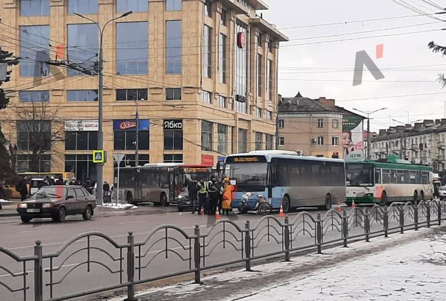 В центре Луцка автобус сбил велосипедиста (ФОТО)