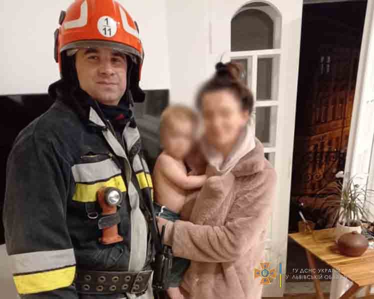 Во Львове годовалый ребенок остался в квартире, пришлось вызывать спасателей (ФОТО)
