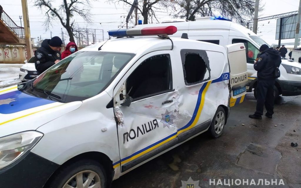 Во Львове микроавтобус столкнулся с легковушками и автомобилем копов: 8 пострадавших (ФОТО, ВИДЕО)