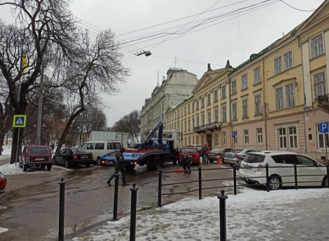Во Львове столкнулись эвакуатор и легковушка: дорога заблокирована (ФОТО)