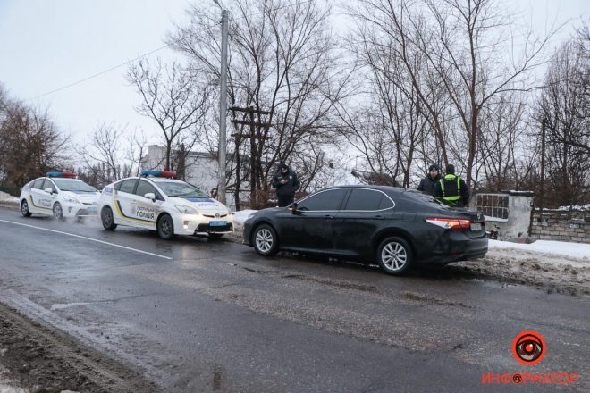 На Днепропетровщине пьяный водитель Toyota бегал по дороге и ударил полицейского (ФОТО)