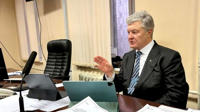Уголовное преследование Порошенко является «глупым и неуместным» – политолог