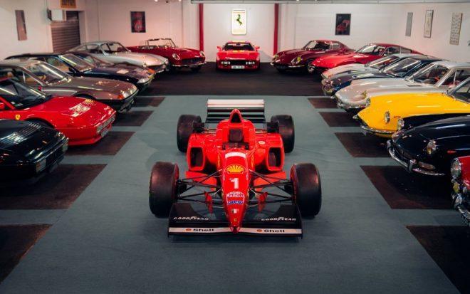 Французский гонщик продает коллекцию 28 редких Ferrari (ФОТО)