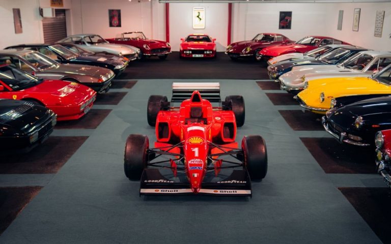 Французский гонщик продает коллекцию 28 редких Ferrari (ФОТО)
