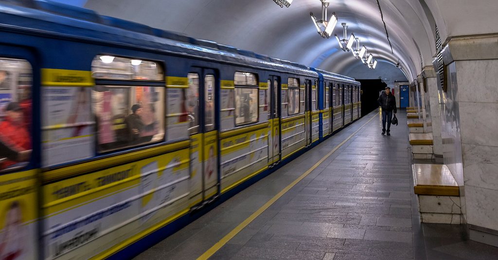 В киевскую полицию поступили сообщения о минировании трех станций метро