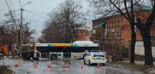 В Днепре автобус развернуло на скользкой дороге: проезд заблокирован (ФОТО, ВИДЕО)