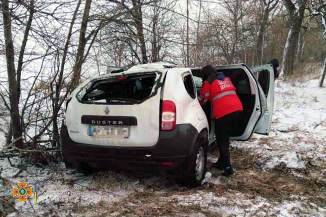 На трассе «Днепр-Запорожье» Renault снесло в кювет: пострадал пассажир (ФОТО)