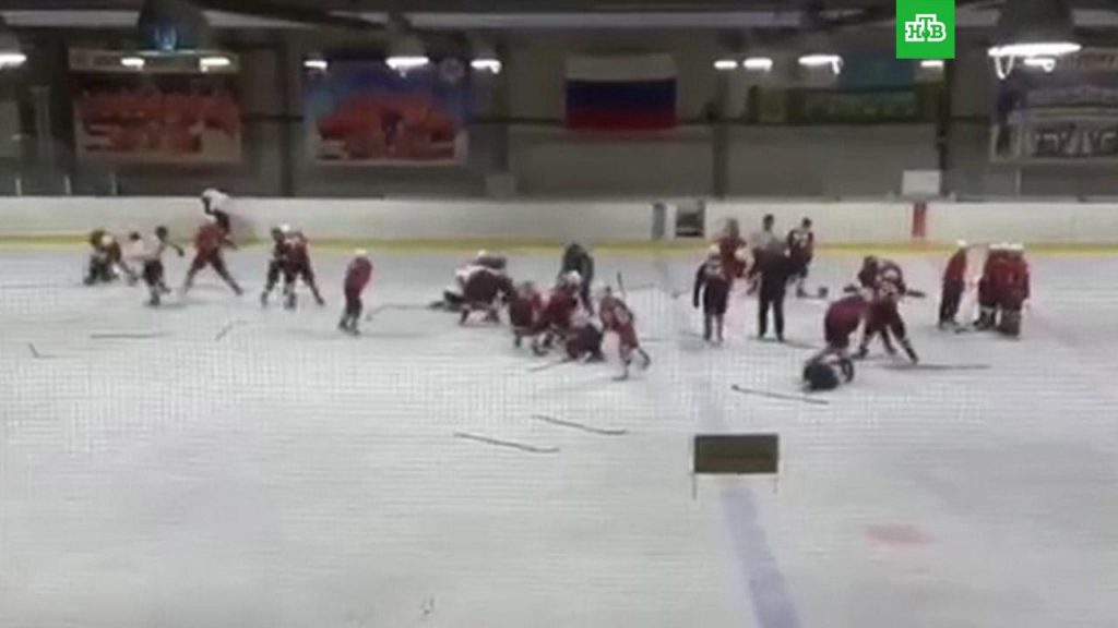 Российские хоккеисты-подростки устроили массовую драку (ВИДЕО)