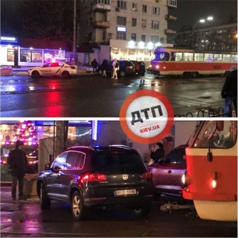 В Киеве «герой парковки» заблокировал движение трамваев (ФОТО)