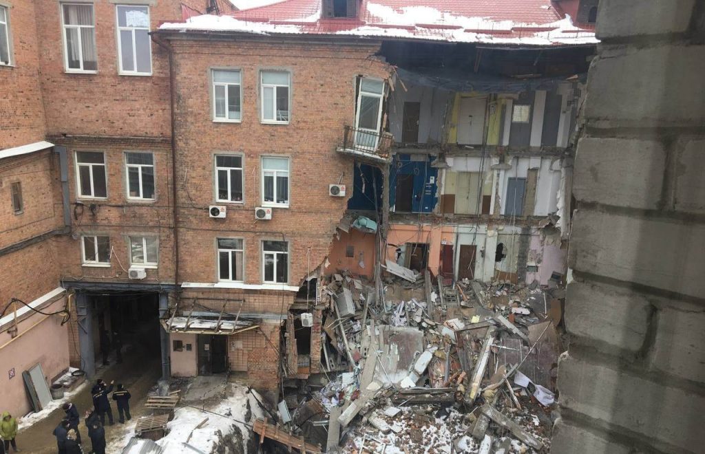 Обрушение дома в Харькове попало на видео