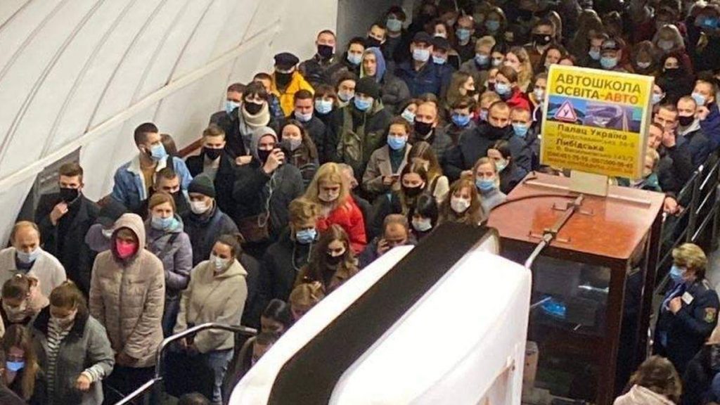 Эксперт назвал причину возникновения огромных очередей в метро Киева