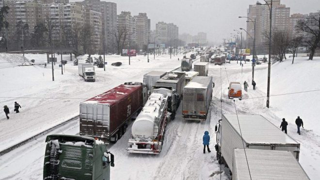 Эксперт рассказал, как передвигается габаритный транспорт в Киеве в снегопад