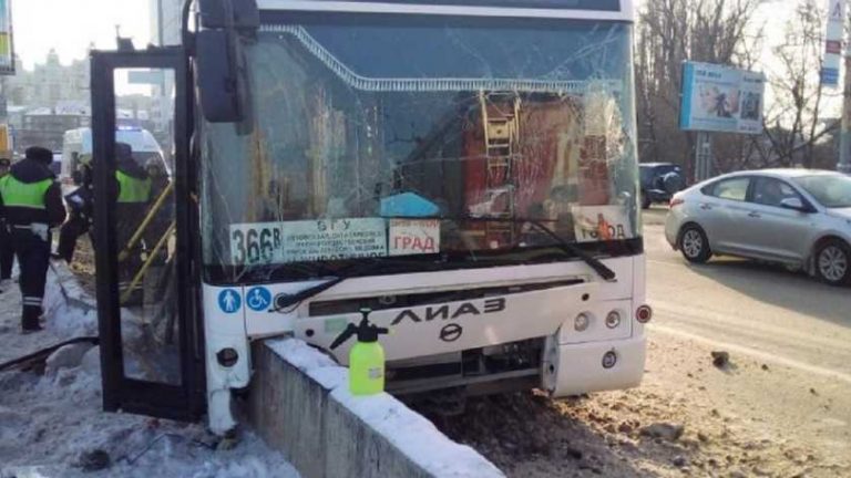 В России автобус врезался в бордюр, более 10 пострадавших