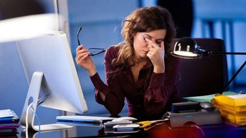 Как не потерять зрение при офисной работе: советы врача