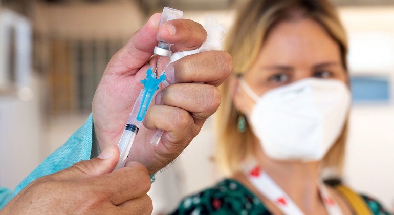 Почти 300 тысяч украинцев получили бустерные дозы COVID-вакцин