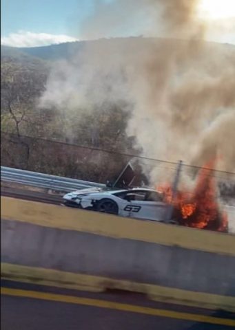 Во время движения в Мексике сгорел элитный Lamborghini Aventador SVJ (ФОТО)