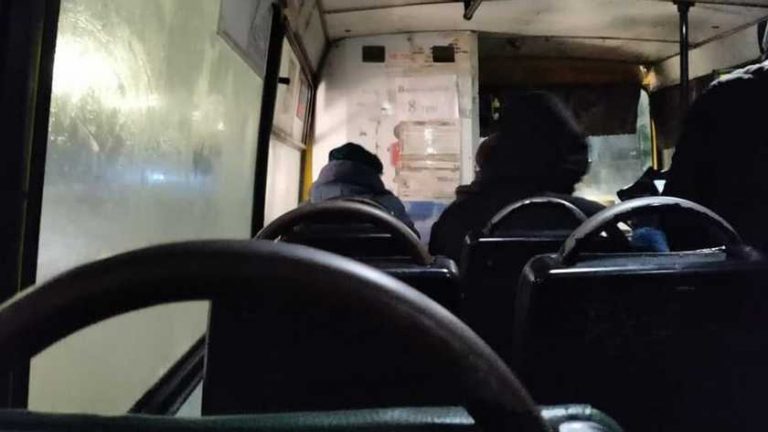 Киевляне пожаловались на маршрутчика, который «перехватывает» пассажиров трамвая