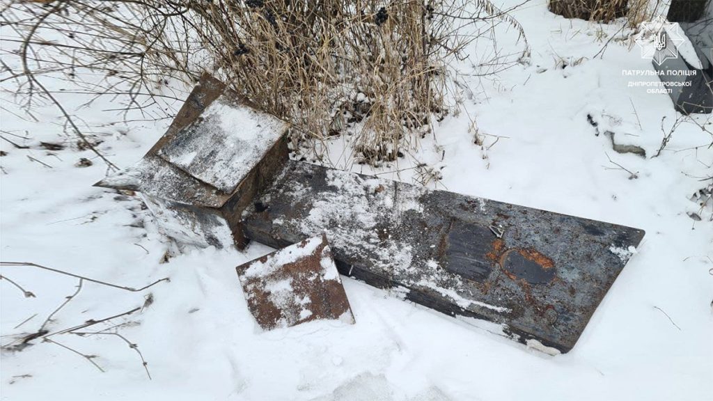 На металлолом: С днепровского кладбища мужчины утащили надгробие (ФОТО)