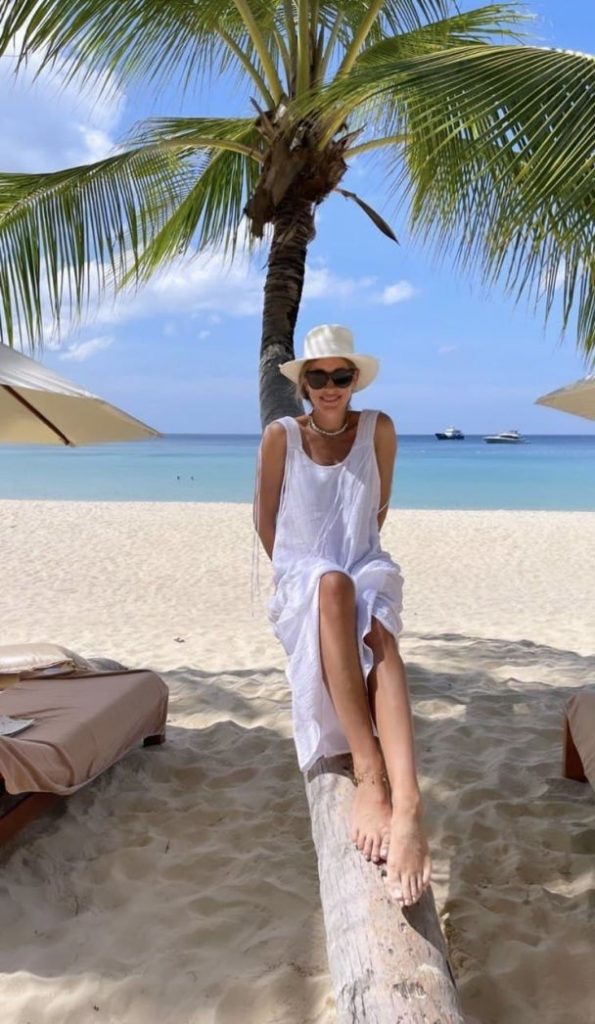 Катя Осадчая показала отдых в Таиланде: позировала в белом платье на пальме (ФОТО)