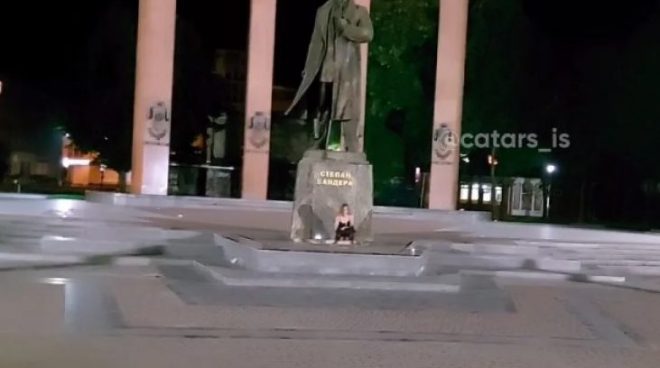 Женщина справила нужду под памятник Бандере во Львове (ВИДЕО)