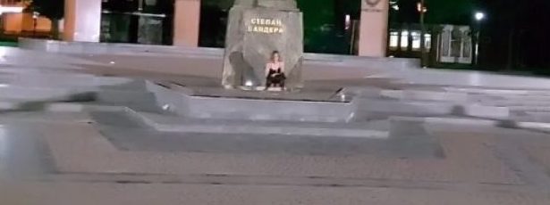Женщина справила нужду под памятник Бандере во Львове (ВИДЕО)