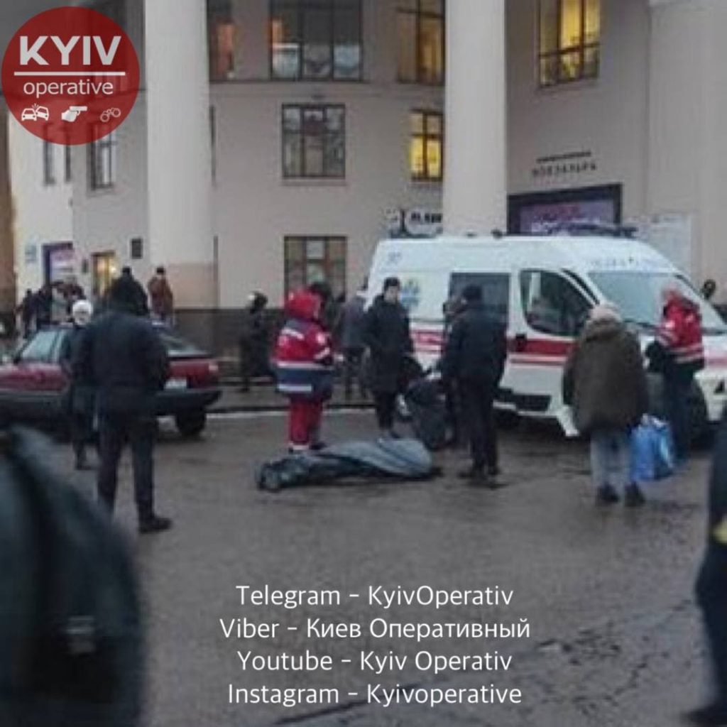 Возле Центрального ж/д вокзала Киева нашли тело мужчины в крови (ФОТО)