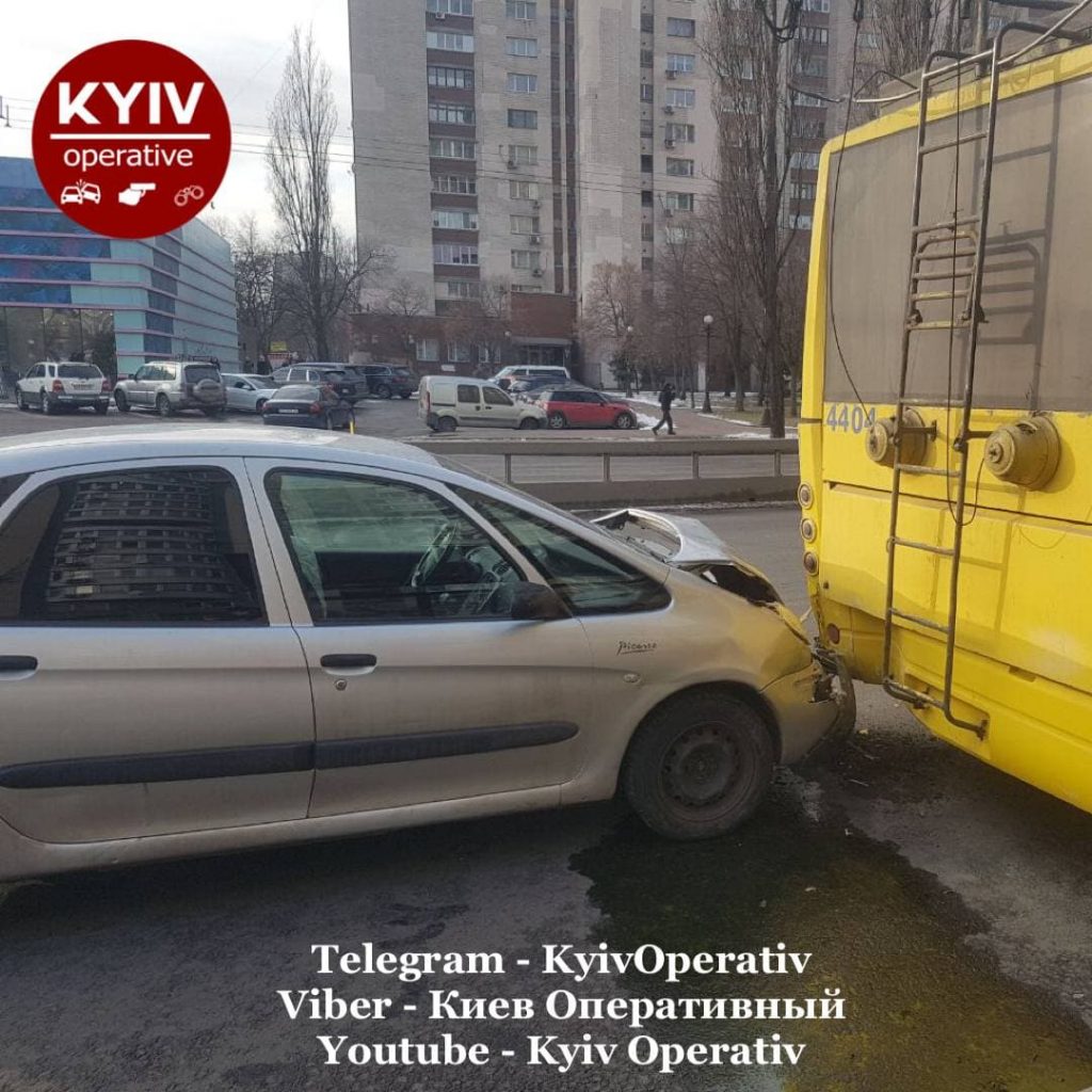 В Киеве авто влетело в троллейбус во время высадки пассажиров (ФОТО)