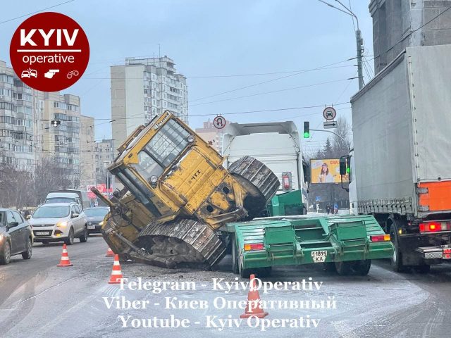 В Киеве с грузовика на дорогу рухнул бульдозер (ФОТО)