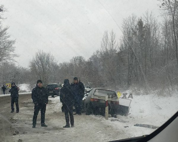 На Харьковщине столкнулись рейсовый автобус и «Таврия»: водителя вырезали спасатели (ВИДЕО)
