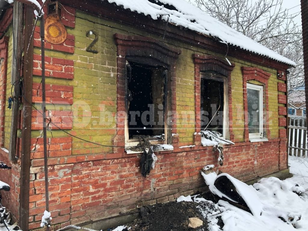 В Бердянске пожар уничтожил жилье семьи с тремя детьми (ВИДЕО)